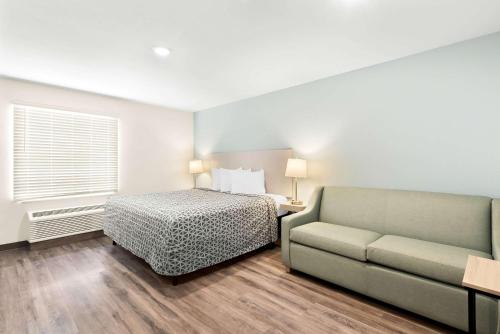 King Suite with Sofa - Disability Access/Non Smoking