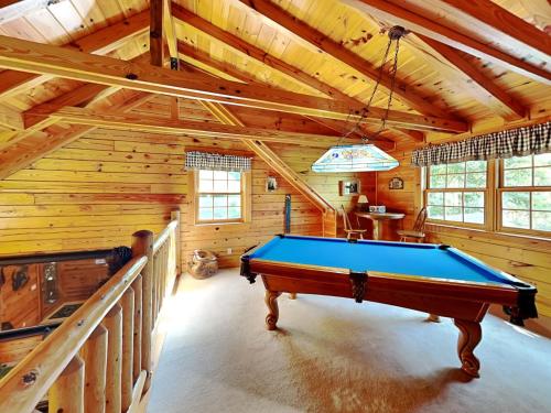 Return To Me 3 Bedrooms Sleeps 9 Pool Table Hot Tub Gas Fireplace - image 12