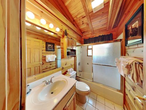 Return To Me 3 Bedrooms Sleeps 9 Pool Table Hot Tub Gas Fireplace - image 13
