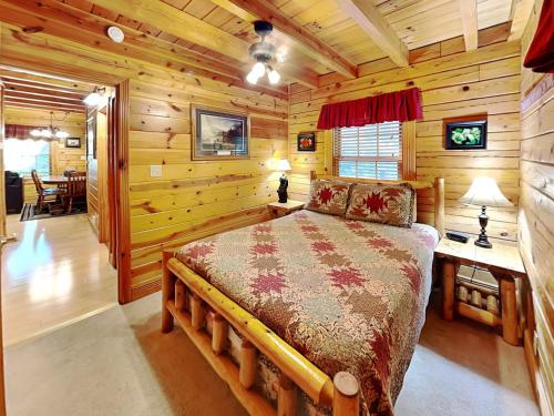 Return To Me 3 Bedrooms Sleeps 9 Pool Table Hot Tub Gas Fireplace - image 3