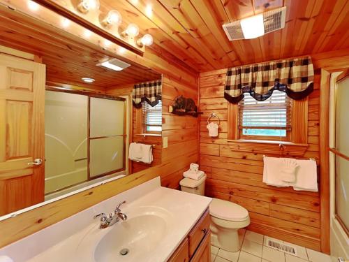 Return To Me 3 Bedrooms Sleeps 9 Pool Table Hot Tub Gas Fireplace - image 14