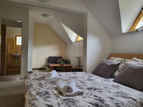 1 queen bed, 1 sofa bed