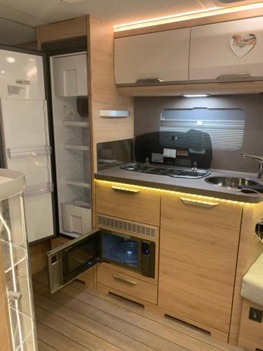 5 Sterne Wohnwagen - reservierter Stellplatz - direkt am Messegelände-Duschräumlichkeiten- CARAVAN at Fair Ground - Kitchen - Heating - WorkPlace- Campsite extra on cost -payable at fair ground approx 39 - 49 EUR-Stellplatz bezahlbar direkt bei GfVMesse, Hannover (fotografie 6)