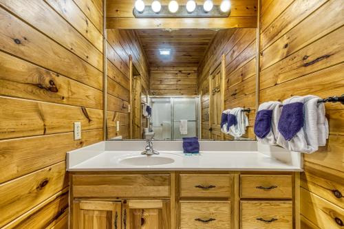 Perfect Getaway- Game Room Mini Golf Course Hot Tub Pool Access - image 2