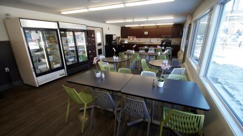 Étterem, HI Calgary City Centre Hostels near Telus Spark