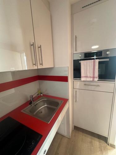 Kitchen, Appart One Frejus in Frejus