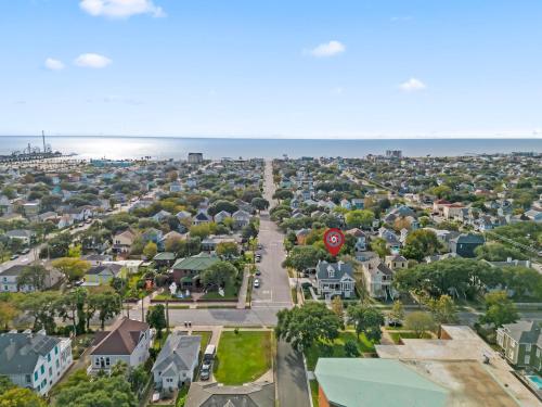 1/2 Mile To Beach Historic District Retreat in Galveston, USA