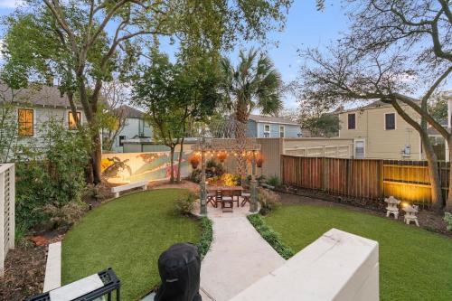 1/2 Mile To Beach Historic District Retreat in Galveston, USA