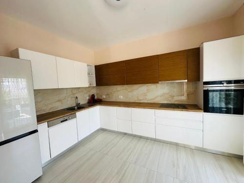 virtuve, Rezidenca Dozhlani with Private Pool & Yard in Bajram Curri