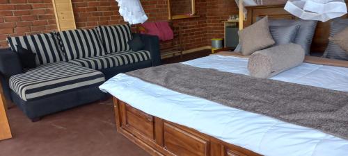 Deluxe King Room image 6