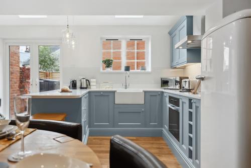 2 Bed Stunning Westgate Cottage Retreat, Winchester - Parking available, with Garden close to Cathedral - Sleeps 6, Pets welcome- Easter Offer! - by Blue Puffin Stays gîte à louer Winchester
