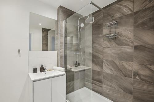 Douche, Duplex apartment downtown with parking near Gare RER de Cergy Préfecture