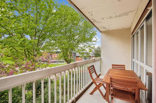 balcon/terrasse, Duplex apartment downtown with parking near Gare RER de Cergy Préfecture