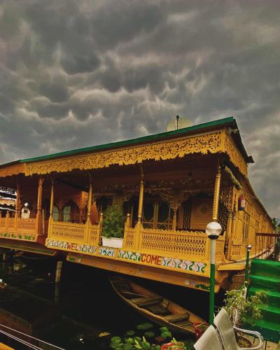 NEWMOON GROUP OF HOUSEBOATs