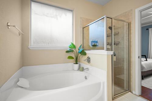 Cozy 4BD Irving Home - Pool & BBQ - Near Downtown in Irving, USA