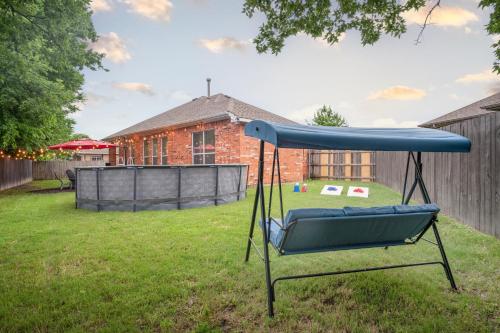 Cozy 4BD Irving Home - Pool & BBQ - Near Downtown in Irving, USA