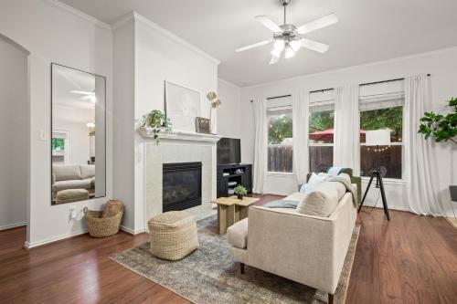 Cozy 4BD Irving Home - Pool & BBQ - Near Downtown in Irving, USA