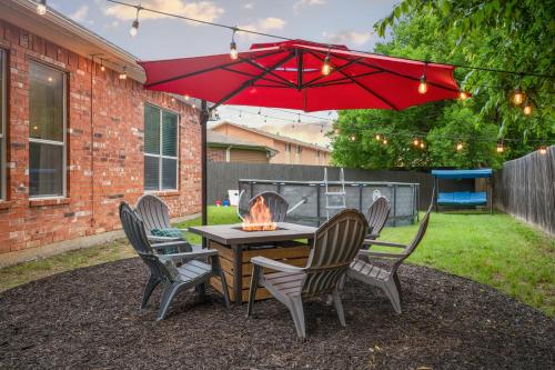 Cozy 4BD Irving Home - Pool & BBQ - Near Downtown in Irving, USA