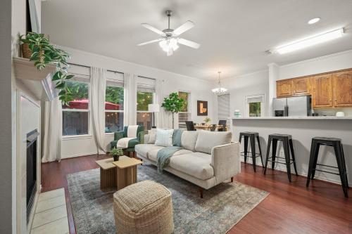 Cozy 4BD Irving Home - Pool & BBQ - Near Downtown in Irving, USA