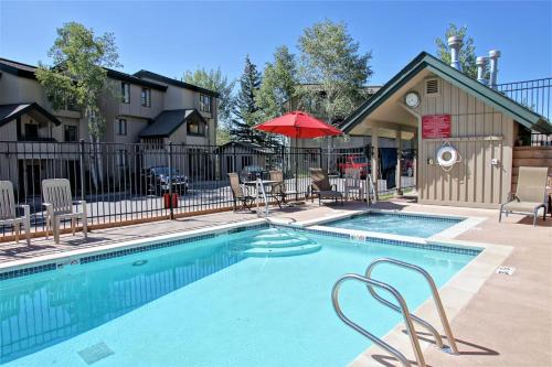 Holiday Home room in Heated Pool & Hot Tub Walk to Ski Slopes Ground Level Unit
