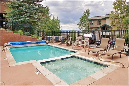 Holiday Home room in Great Rates! - Pool and Hot Tub Short Walk to Slopes Private Washer & Dryer