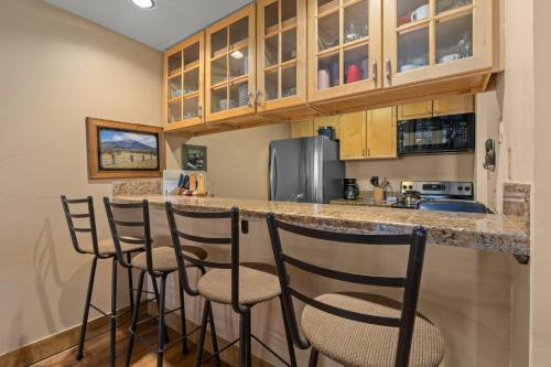 Great Rates! - Pool and Hot Tub Short Walk to Slopes Private Washer & Dryer - image 5