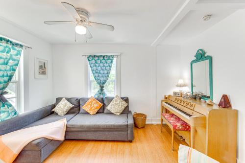 Bright and Mod Bungalow 2 Mi to Downtown LA! in Los Angeles, USA