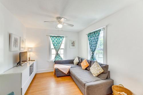 Bright and Mod Bungalow 2 Mi to Downtown LA! in Los Angeles, USA
