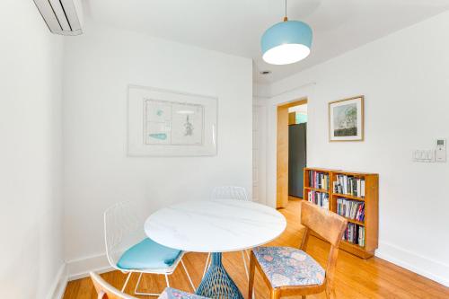 Bright and Mod Bungalow 2 Mi to Downtown LA! in Los Angeles, USA
