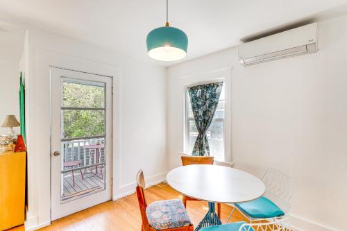 Bright and Mod Bungalow 2 Mi to Downtown LA! in Los Angeles, USA