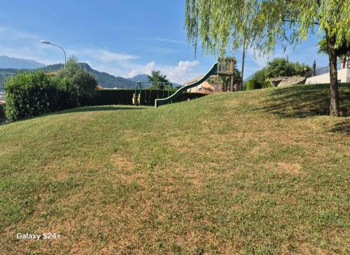 สนามเด็กเล่น, Executive Lake View with Private Garden in เปรกัสโซนา