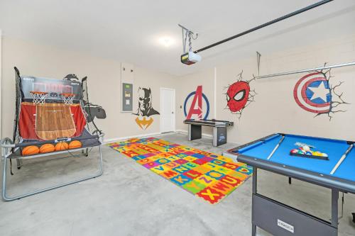 Upstay - Lrg Family Home w Private Pool & Hot Tub in Davenport, USA