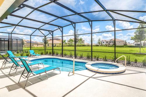 Upstay - Lrg Family Home w Private Pool & Hot Tub in Davenport, USA