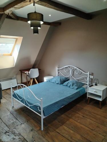 1 queen bed, 1 twin bed