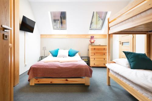 1 queen bed, 1 bunk bed