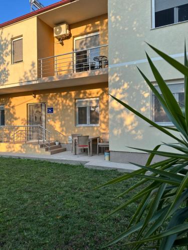 حديقة, Vila Snezana in جيفجيليجا