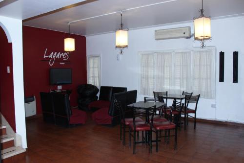Shared lounge/TV area, Hostel Lagares in Mendoza