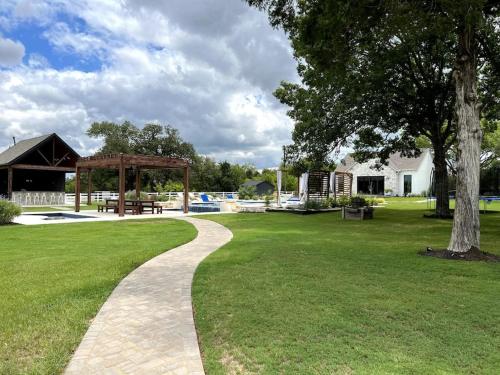Peaceful 2 BR Stunning Farm - Near Round Top in Greenvine, USA
