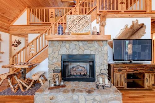 Peaceful Creekside Lodge Rumbling Bald Resort in Lake Lure, USA