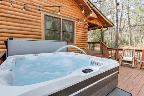 Peaceful Creekside Lodge Rumbling Bald Resort in Lake Lure, USA