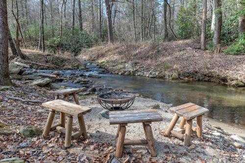 Peaceful Creekside Lodge Rumbling Bald Resort in Lake Lure, USA