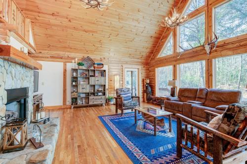 Peaceful Creekside Lodge Rumbling Bald Resort in Lake Lure, USA