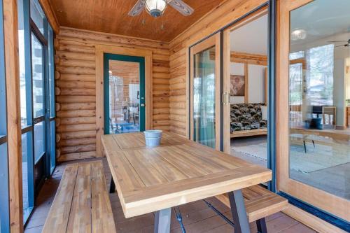 Peaceful Creekside Lodge Rumbling Bald Resort in Lake Lure, USA