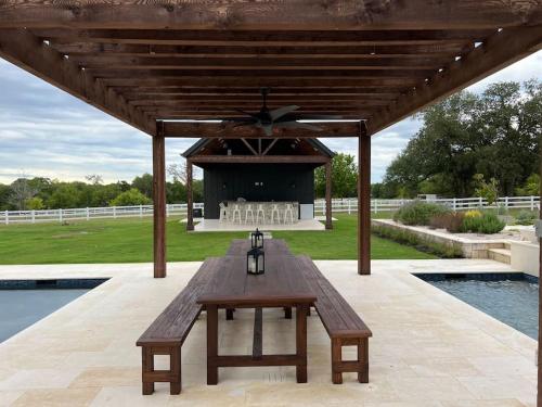 Luxury 3 BR Stay Sleeps 6 - Stunning Farm in Greenvine, USA