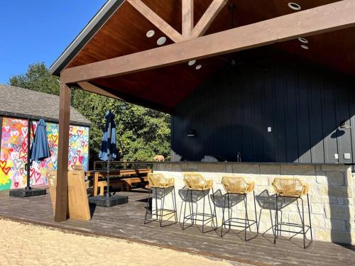 Luxury 3 BR Stay Sleeps 6 - Stunning Farm in Greenvine, USA