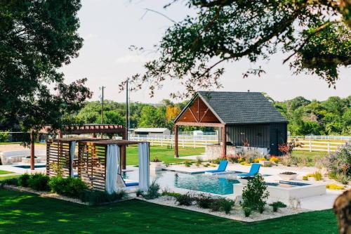 Luxury 3 BR Stay Sleeps 6 - Stunning Farm in Greenvine, USA