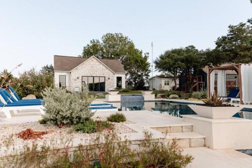 Luxury 3 BR Stay Sleeps 6 - Stunning Farm in Greenvine, USA