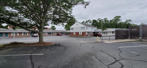. Town & Country Inn