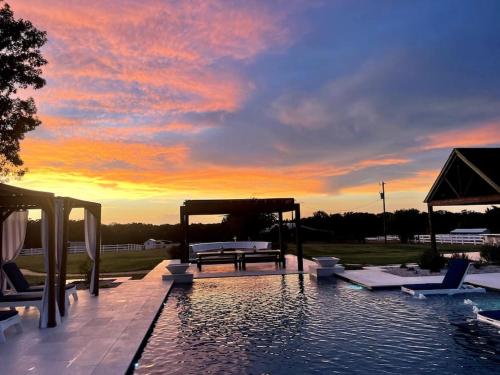 Stunning 2BR Beautiful Farm - Near Round Top in Greenvine, USA