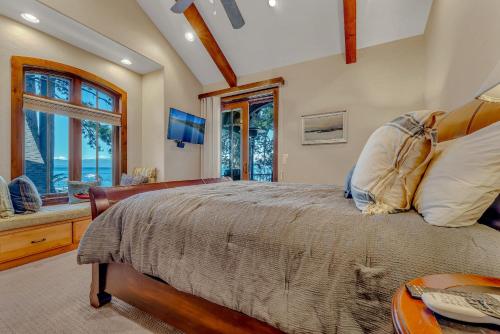 Lakefront Retreat Across from Homewood Resort